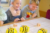 Kinder mit Bee-Bots